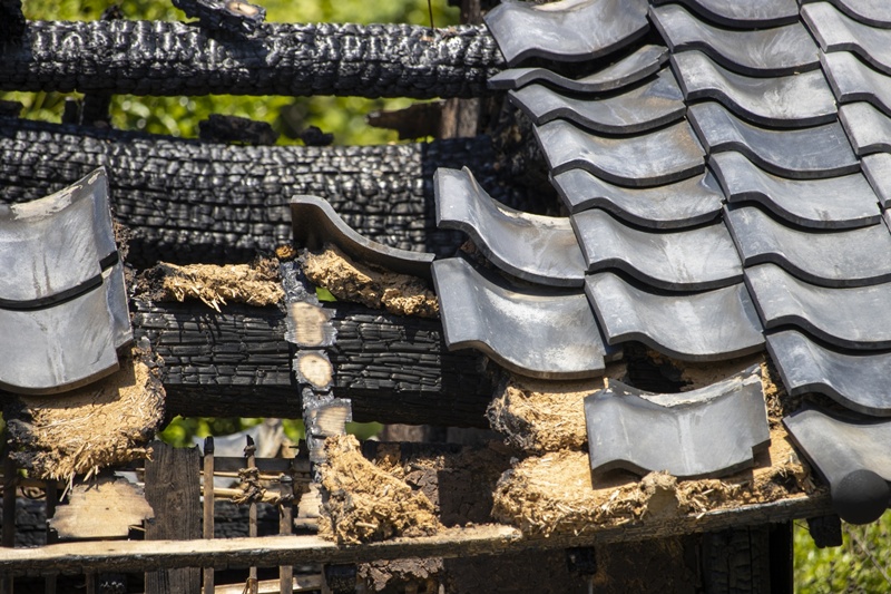 火事にあった建物を放置するリスク